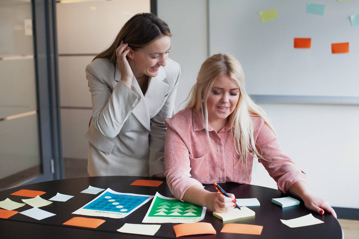 Frida and Liridona from efficy marketing team working on creating a marketing automation flow. 